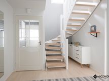 Alakerran eteinen. Portaat on tyylikkäästi kunnostettu.