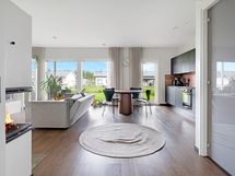 Eteinen, näkymä olohuoneeseen