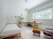Yläkerran makuuhuone / työhuone
