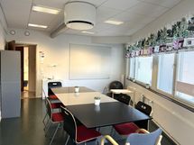 tilan yhteydessä oleva neuvotteluhuone