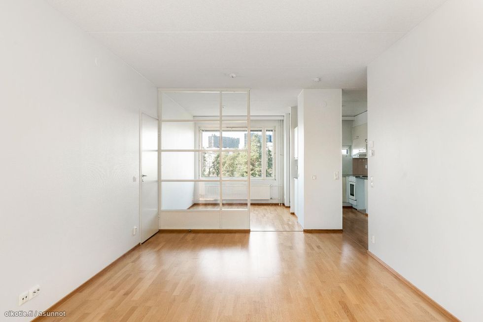 Keittiö, ruokailutila ja vasemmalla ovesta käynti vh ja kph.