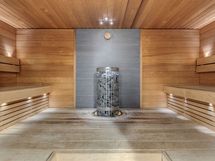 Löylyistä kelpaa nauttia talon uusitussa saunassa.
