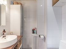 alakerran erillinen wc