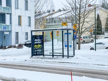 Bussipysäkki lähellä.