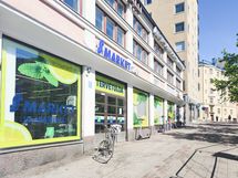 S-market muutaman minuutin kävelymatkan päässä. Alueella myös muita kauppoja.