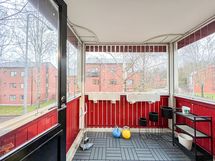 Lasitetulta parvekkeelta näkymät ovat länteen.