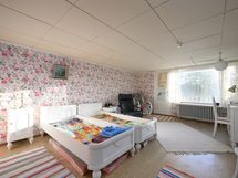 Yläkerran makuuhuone parvekkeella