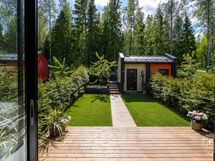 Virtuaalistailattu ruoho. Takapihan ilman suunta on etelä ja ihanat metsänäkymät