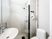 Kylpyhuone on uusi. Pesukoneliitäntä on, mutta vain erittäin pieni kone mahtuu. Pesutupa on talossa.