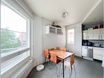 Avokeittiö asettuu olohuoneen yhteyteen ja siihen mahtuu hyvin ruokapöytä.