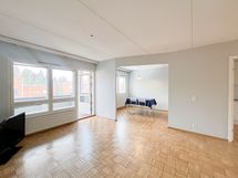 Olohuone on tilava ja suuntaa länteen iltapäivä aurinkoon sekä auringon laskuun.