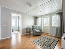 Yläkerran aulatilaa ja käynti parvekkeelle