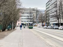 Raitiovaunut kulkevat Läntistä Brahenkatua, n.200m päässä asunnolta. Alueella liikennöi myös busseja