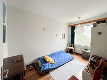 Makuuhuoneen vaatekaapin virkaa ajaa tilava vaatehuone.