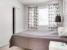 Yläkerran Master bedroomissa on suuri liukuovellinen vaatehuone.