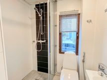 Kylpyhuone on myös moderni ja siisti