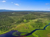 Pyhäjärven ympäristössä muutamia mökkejä ja vakituisessa asuinkäytössä olevia taloja, alue on hyvin rauhallista.