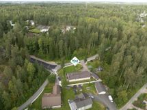 Kiinteistö ja sen ympäristöä ilmasta (vehreään aikaan)