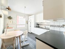 Kaunis keittiö kutsuu kokkaamaan, ja ikkunasta tulvii luonnonvaloa.