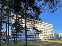 Omalla tontillaan sijaitseva iso yhtiö on hyvin hoidettu ja mm. putkiremontti on tehty.