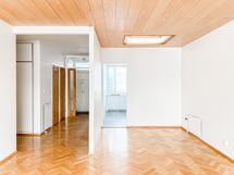 Ruokailutilassa on kattoikkuna, joka antaa tilaan luonnonvaloa läpi vuoden