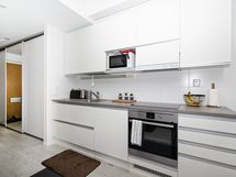 hyvin kaappi- ja laskutilaa