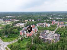 Moderni arkkitehtuuri sulautuu kauniisti ympäröivään maisemaan ja kaikki tarvittava on lähellä!