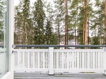 Aulasta käynti katetulle parvekkeelle