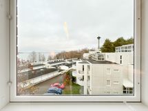 Toisen ikkunan näkymä olohuoneesta katselee talon sivustalle ja Näsinneulakin näkyy.