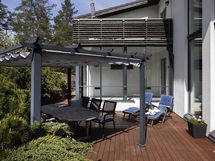 Pergola ja takapihan terassia
