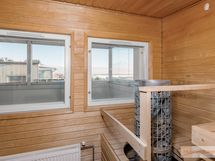 Taloyhtiön saunatila tarjoaa rentouttavat puitteet arjen keskelle.