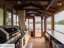 Huvimajassa ja kesäkeittiössä sähköt