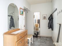 Asunnon eteisestä voi käydä länsisiiven tiloihin erillisen sisäänkäynnin kautta.