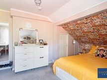 Makuuhuoneen yhteydessä on pieni vaatehuone.