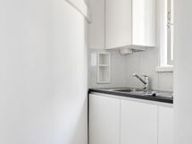 Täällä astianpesukone ja liesi.