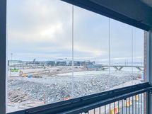 Lasitetulta parvekkeelta aukeaa merelliset näkymät kaakkoon, talon edustalle on tulossa uimaranta