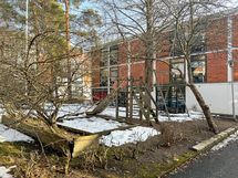 Taloyhtiön pihamaalla on lasten leikkitelineitä.