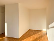 Syvennykseen saa sängyn kivasti erilleen muusta tilasta. Sänky mahtuu parhaiten pituus suunnassa.