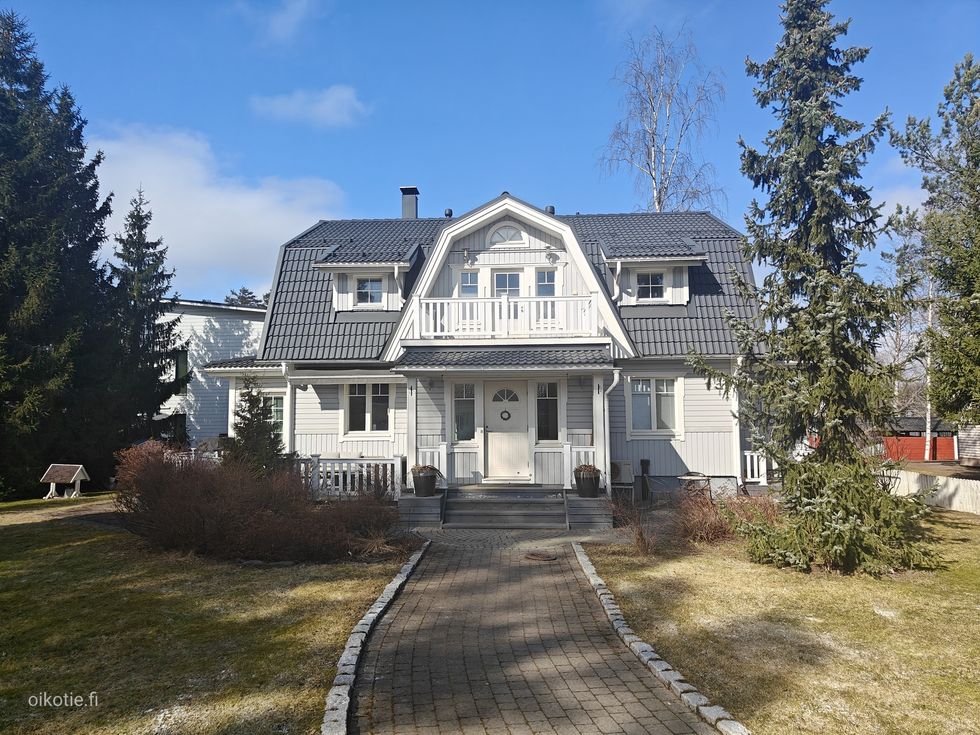 2 tonttia sisältyy kauppaan: etutontti 625 m2 ja taaimmainen, missä asuinrakennus 850 m2