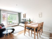 Olohuoneessa on hyvin tilaa ruokapöydälle