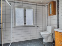 Keskikerroksen kylpyhuone