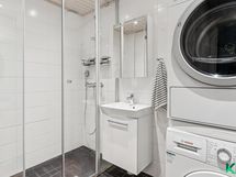 Putkiremontin yhteydessä remontoitu kylpyhuone on valoisa ja toimiva