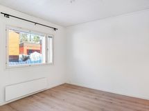 Pienempi makuuhuonekin on reilun kokoinen.