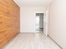 Koko asunnossa on tyylikäs ja yhtenäinen harmaansävyinen lattia.