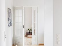 Näkymä ruokailutilaan ja takkahuoneeseen