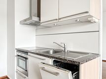 Keittiö on hyvin varusteltu, mm. integroidulla astianpesukoneella ja jääkaappi-pakastimella.