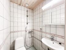 Kompakti kylpyhuone.