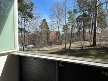 Iso lasitettu parveke, josta rauhalliset näkymät sisäpihalle