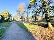 Ympärillä on puistoalueita ja viehättäviä kävelyreittejä