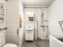 Kylpyhuoneeseen mahtuu hyvin pyykinpesukone.